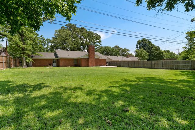 2202 Foxcroft Circle, Denton, TX 76209