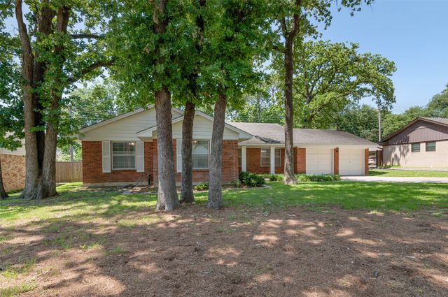 2202 Foxcroft Circle, Denton, TX 76209