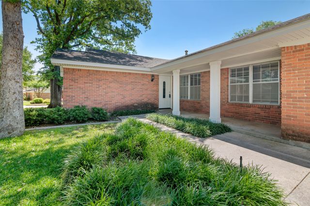 2202 Foxcroft Circle, Denton, TX 76209