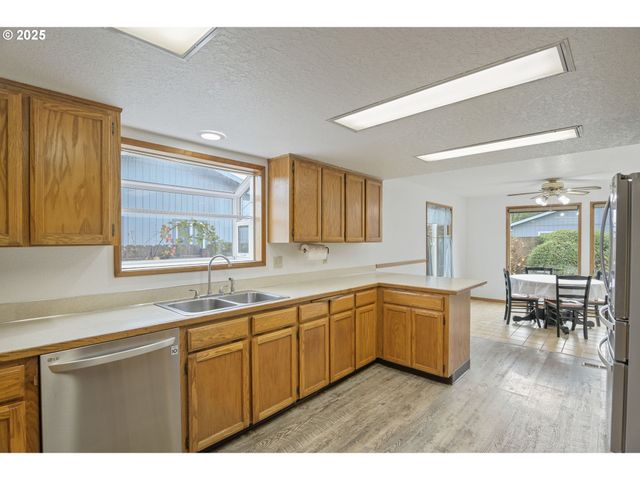 325 Sw 12TH Ave, Canby, OR 97013