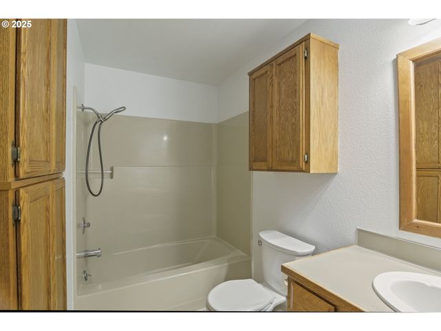 325 Sw 12TH Ave, Canby, OR 97013