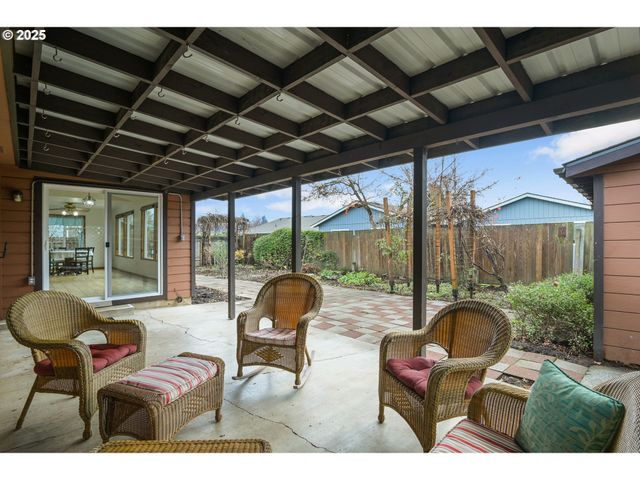 325 Sw 12TH Ave, Canby, OR 97013