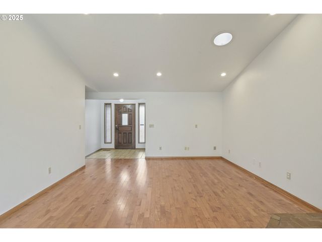 325 Sw 12TH Ave, Canby, OR 97013