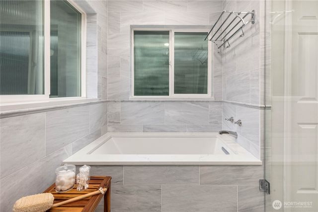 8841 SE 37th Street, Mercer Island, WA 98040