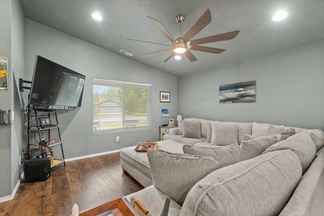 6318 Jenna Dr, Nine Mile Falls, WA 99026