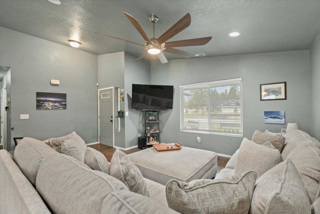 6318 Jenna Dr, Nine Mile Falls, WA 99026