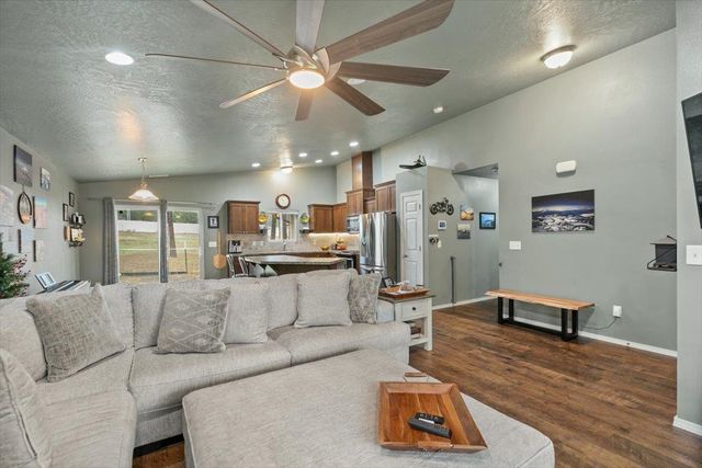 6318 Jenna Dr, Nine Mile Falls, WA 99026