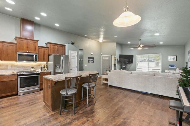 6318 Jenna Dr, Nine Mile Falls, WA 99026