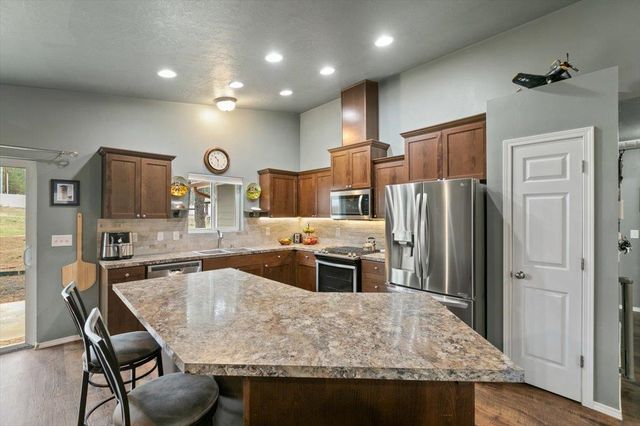 6318 Jenna Dr, Nine Mile Falls, WA 99026