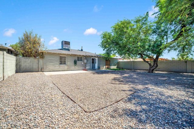 2221 W CLARENDON Avenue W, Phoenix, AZ 85015
