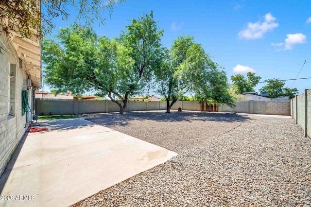 2221 W CLARENDON Avenue W, Phoenix, AZ 85015