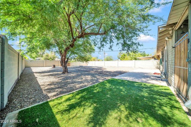 2221 W CLARENDON Avenue W, Phoenix, AZ 85015