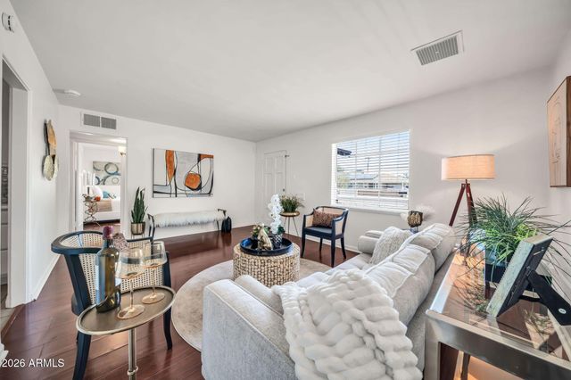 2221 W CLARENDON Avenue W, Phoenix, AZ 85015