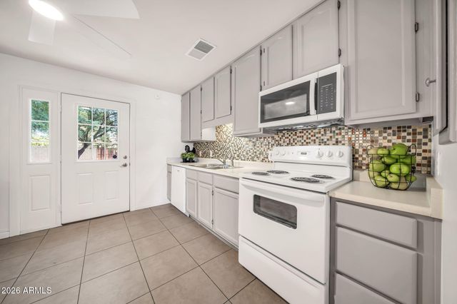 2221 W CLARENDON Avenue W, Phoenix, AZ 85015