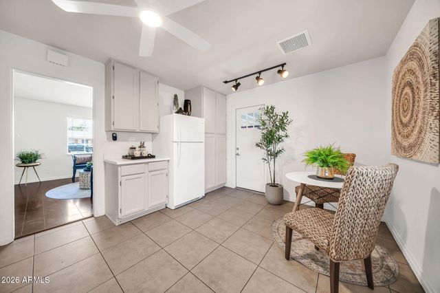 2221 W CLARENDON Avenue W, Phoenix, AZ 85015