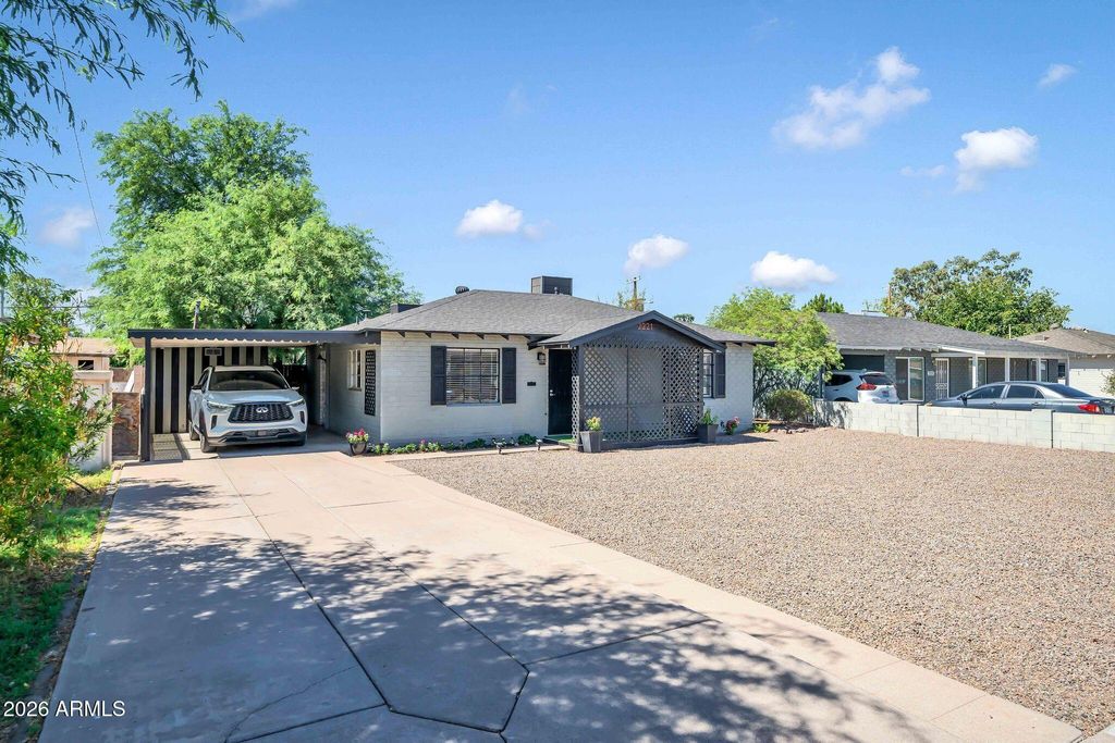 2221 W CLARENDON Avenue W, Phoenix, AZ 85015