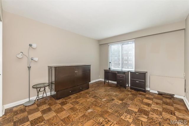 900 S Hanley Road 5C, St Louis, MO 63105