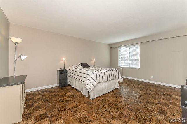 900 S Hanley Road 5C, St Louis, MO 63105