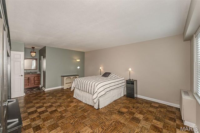 900 S Hanley Road 5C, St Louis, MO 63105