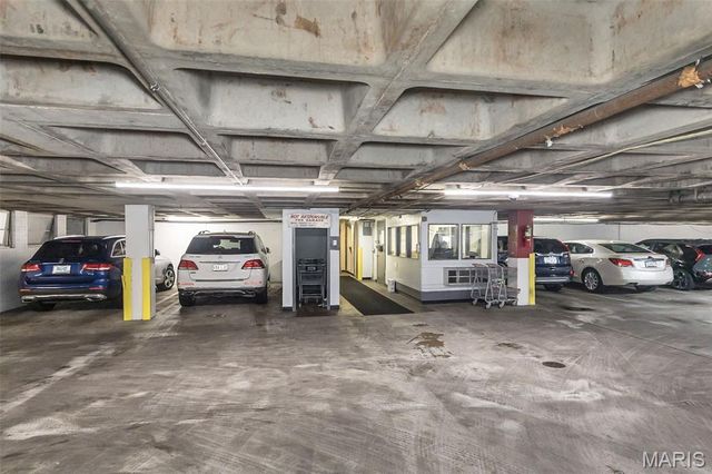 900 S Hanley Road 5C, St Louis, MO 63105