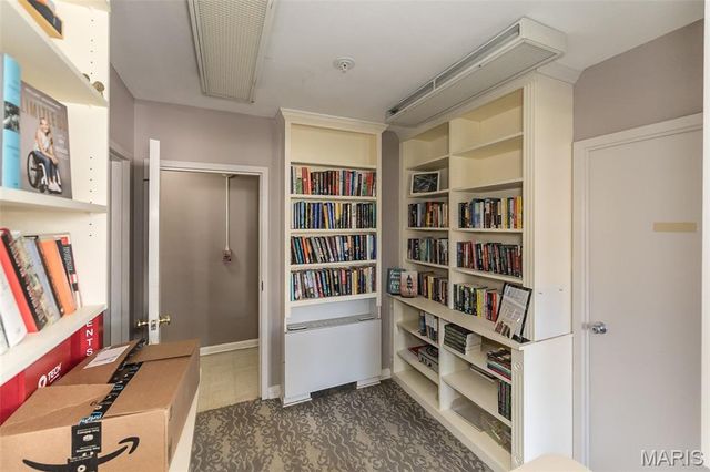 900 S Hanley Road 5C, St Louis, MO 63105