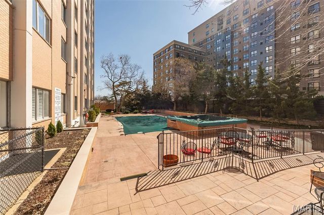 900 S Hanley Road 5C, St Louis, MO 63105