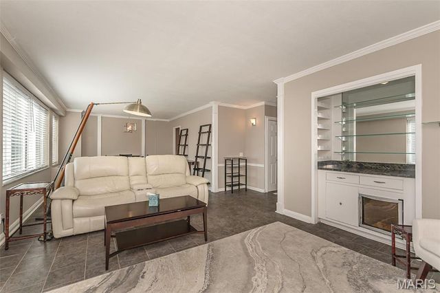 900 S Hanley Road 5C, St Louis, MO 63105