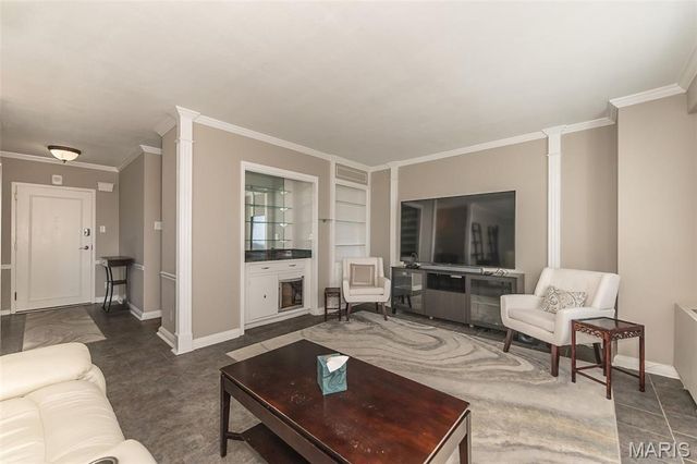 900 S Hanley Road 5C, St Louis, MO 63105