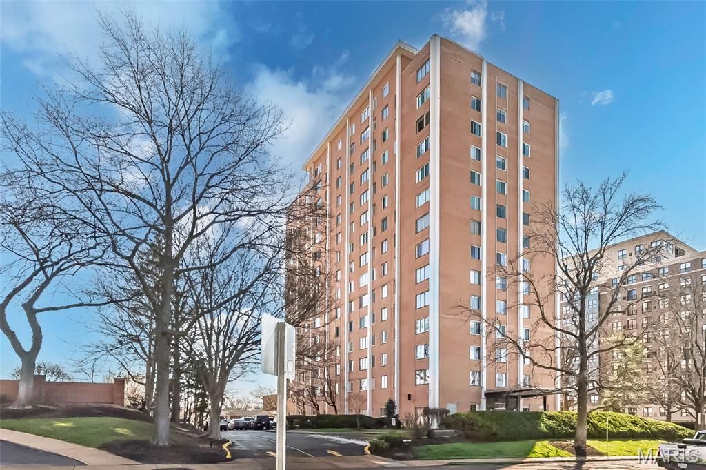 900 S Hanley Road 5C, St Louis, MO 63105