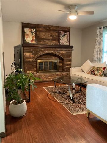 9853 N Holmes Street, Kansas City, MO 64155