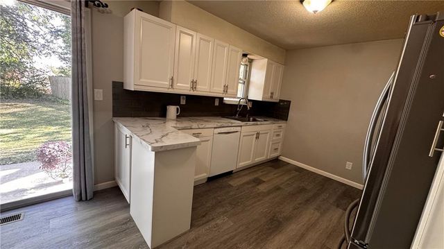 9853 N Holmes Street, Kansas City, MO 64155