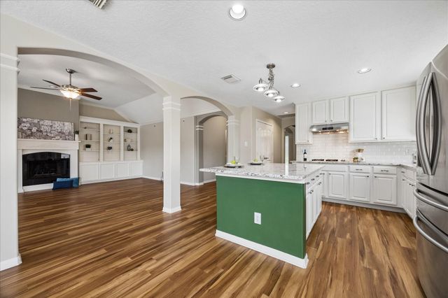 2110 Barrington Pointe Drive, League City, TX 77573