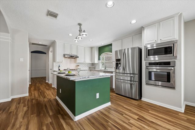 2110 Barrington Pointe Drive, League City, TX 77573