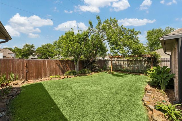 2110 Barrington Pointe Drive, League City, TX 77573