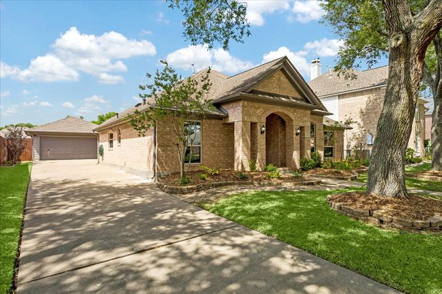 2110 Barrington Pointe Drive, League City, TX 77573