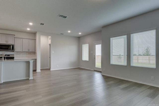 152 Yale St, Seguin, TX 78155