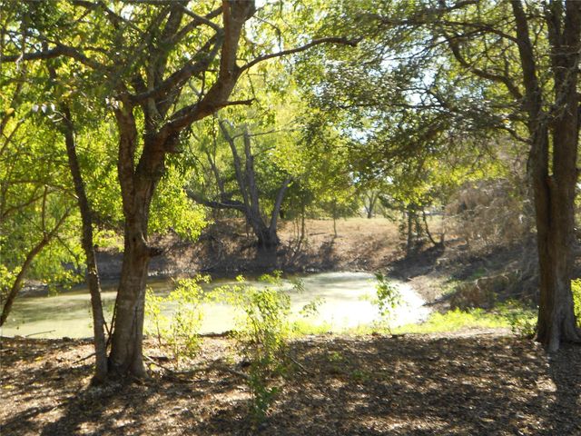 377 Crooked RD, Dale, TX 78616