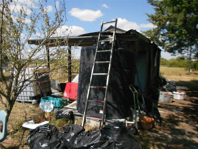 377 Crooked RD, Dale, TX 78616