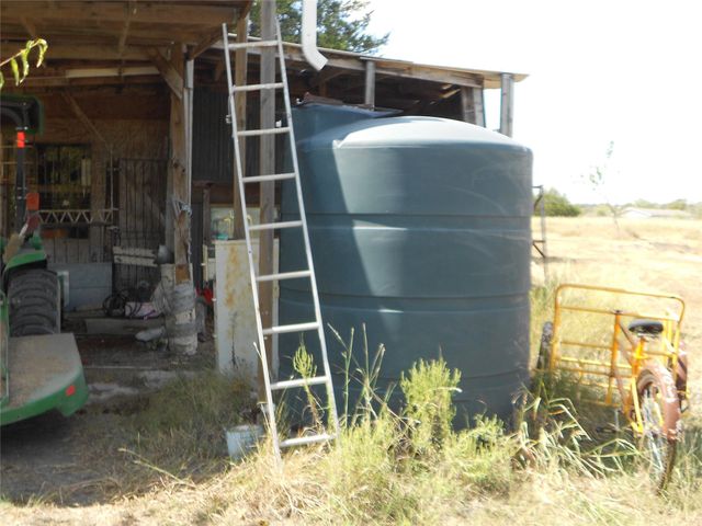 377 Crooked RD, Dale, TX 78616