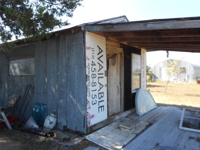 377 Crooked RD, Dale, TX 78616