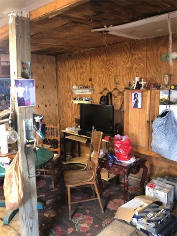 377 Crooked RD, Dale, TX 78616