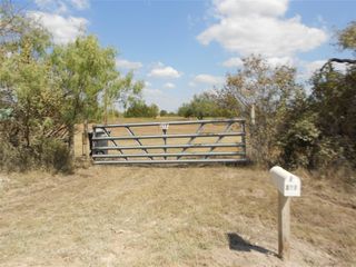 377 Crooked RD, Dale, TX 78616