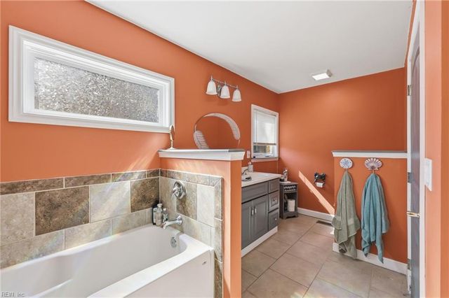 7 Freeman DR, Poquoson, VA 23662