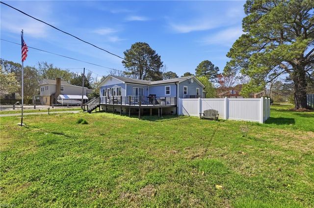 7 Freeman DR, Poquoson, VA 23662