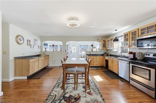 7 Freeman DR, Poquoson, VA 23662