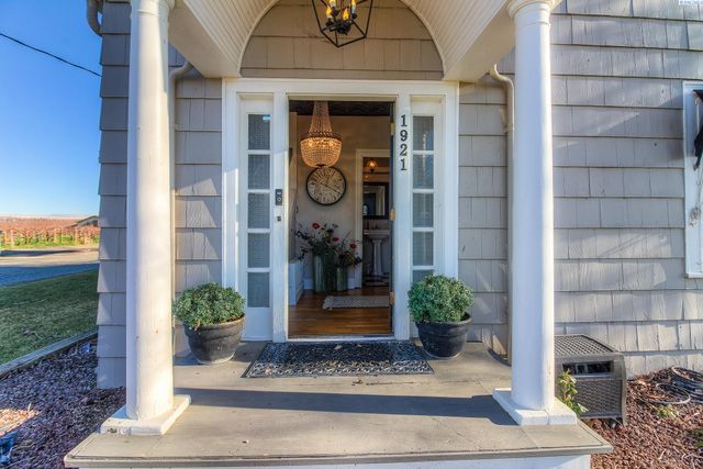 1921 Olmstead Rd, Grandview, WA 98930