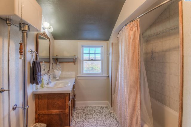 1921 Olmstead Rd, Grandview, WA 98930