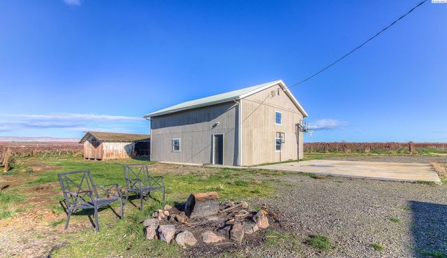 1921 Olmstead Rd, Grandview, WA 98930