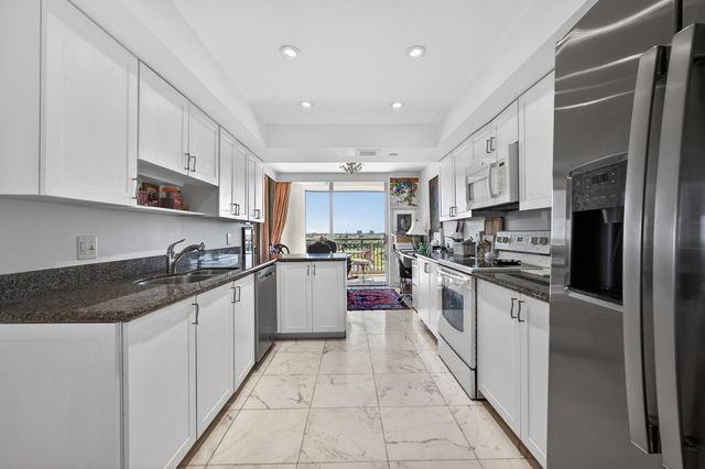 2427 Presidential Way 803, West Palm Beach, FL 33401