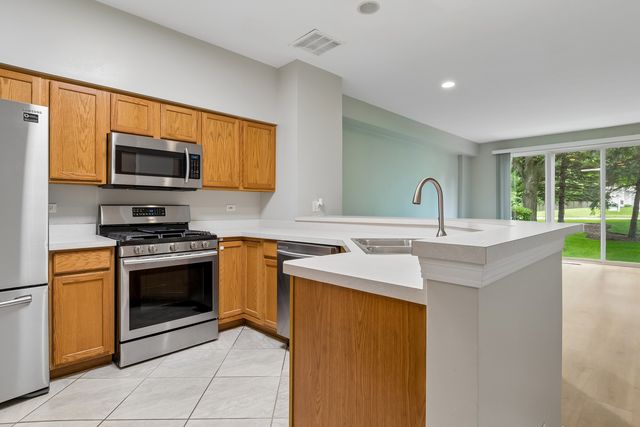 2943 STONEWATER Drive 2943, Naperville, IL 60564
